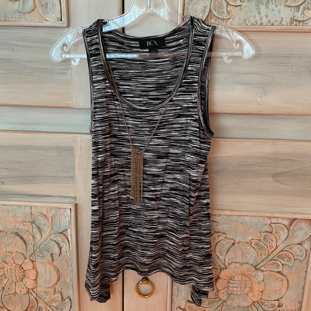 BCX Black White Sleeveless Shirt with necklace